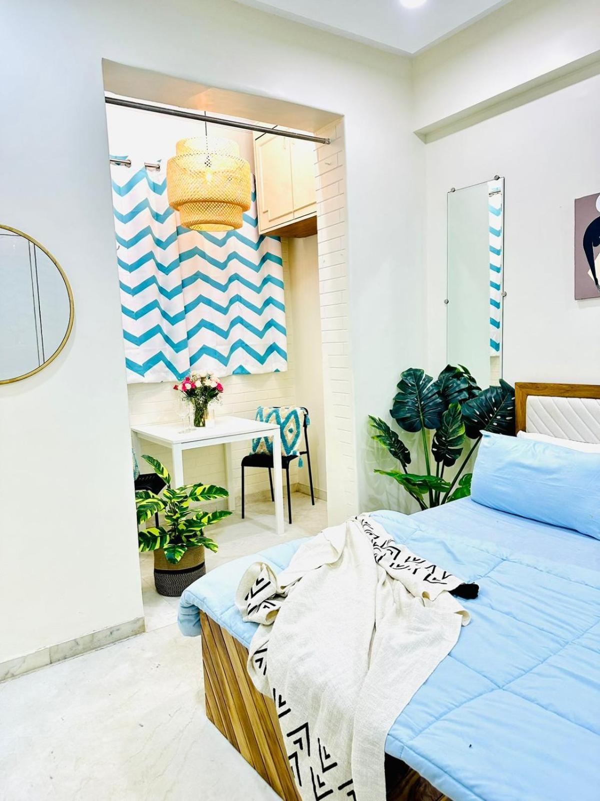 Appartamento Prime Location On Linking Road, Khar West, Bombay Esterno foto