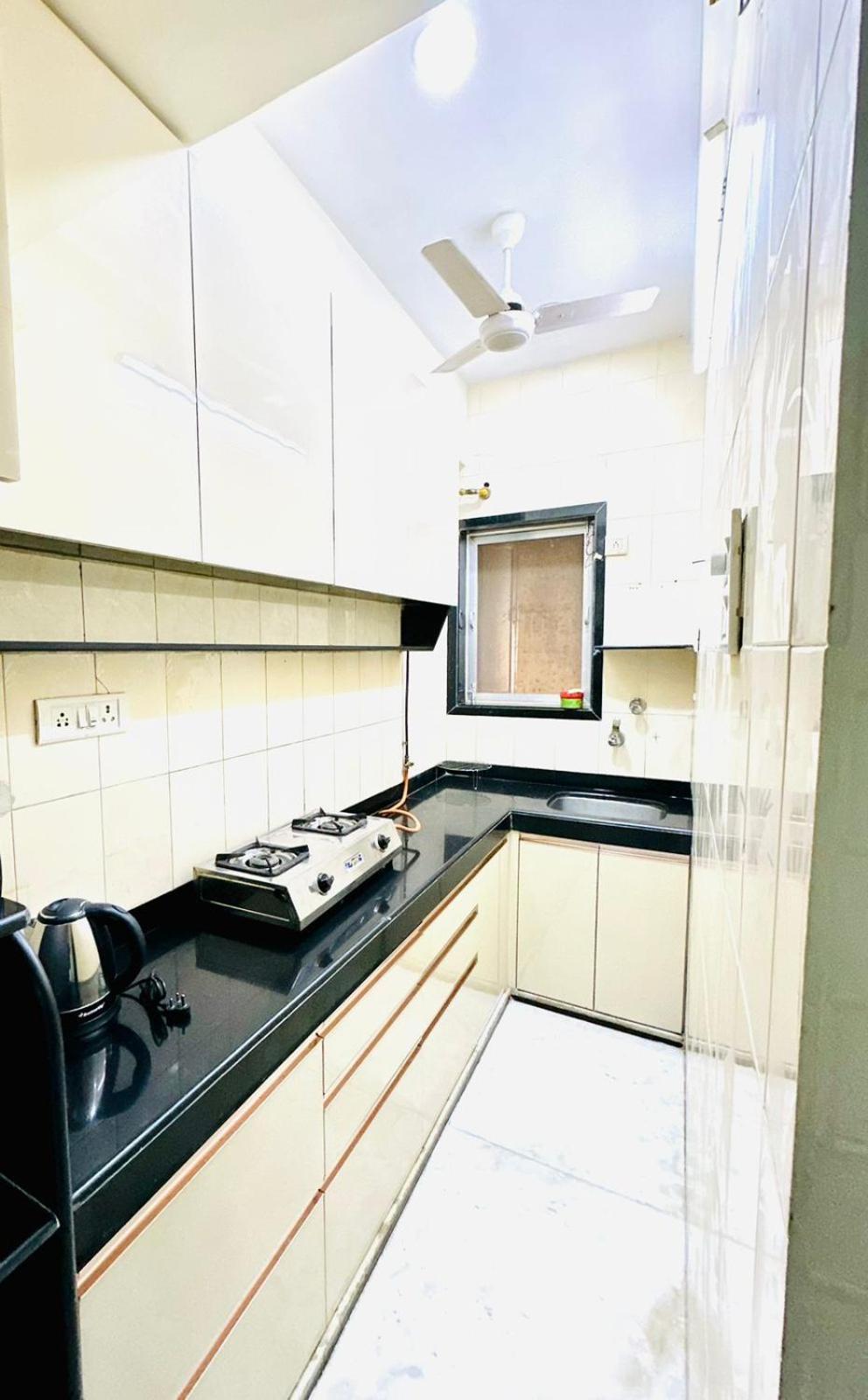 Appartamento Prime Location On Linking Road, Khar West, Bombay Esterno foto