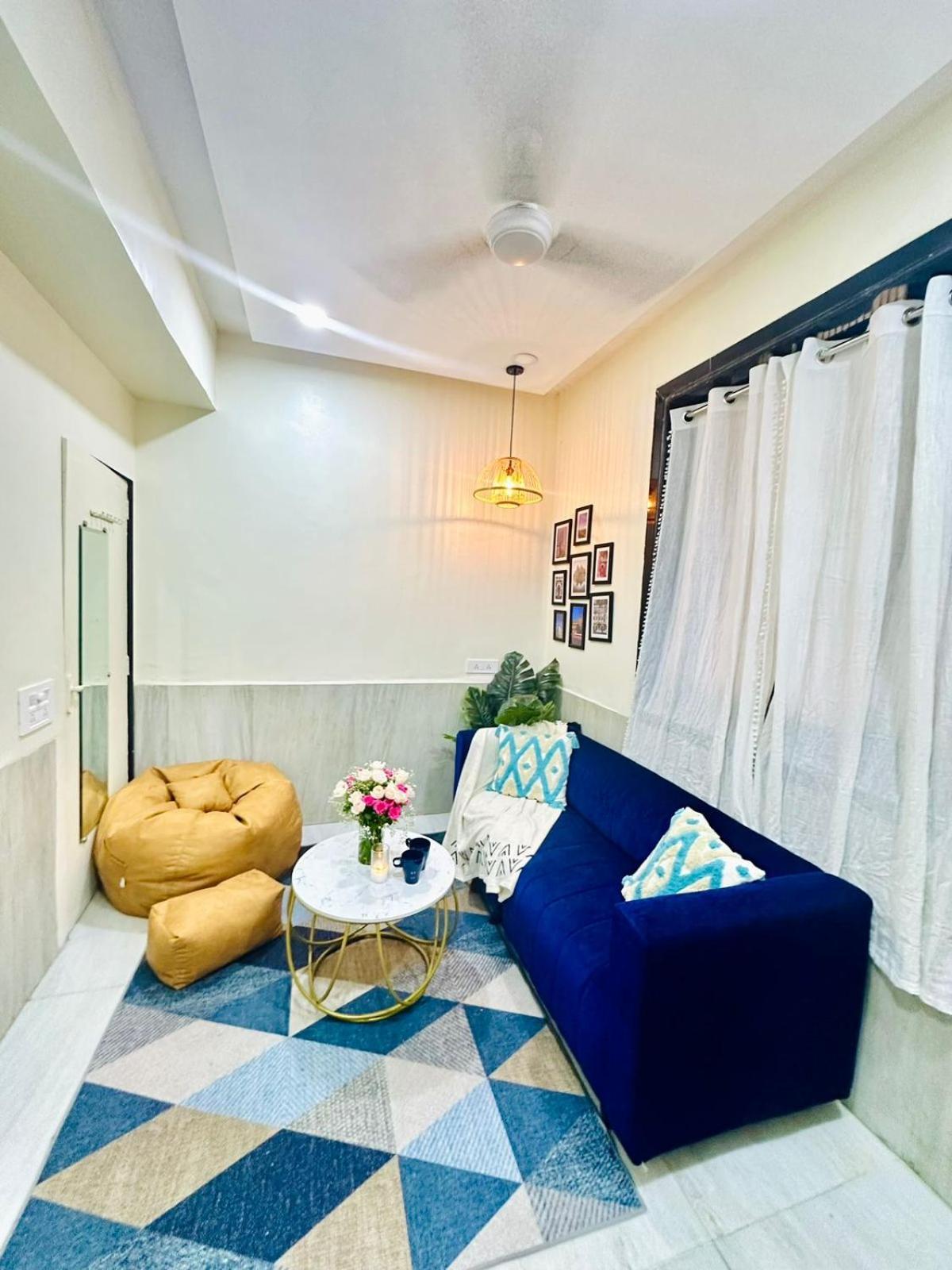 Appartamento Prime Location On Linking Road, Khar West, Bombay Esterno foto